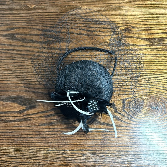 Black and white fascinator - Picture 3 of 7